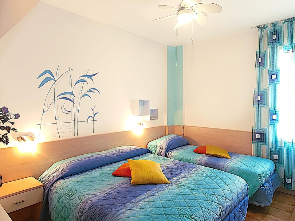 Bedroom, fireplace