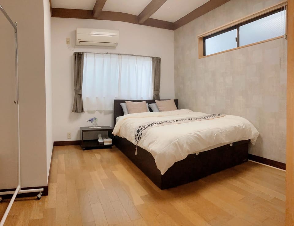 Bed, Photo of the whole room, Bedroom, air conditioner