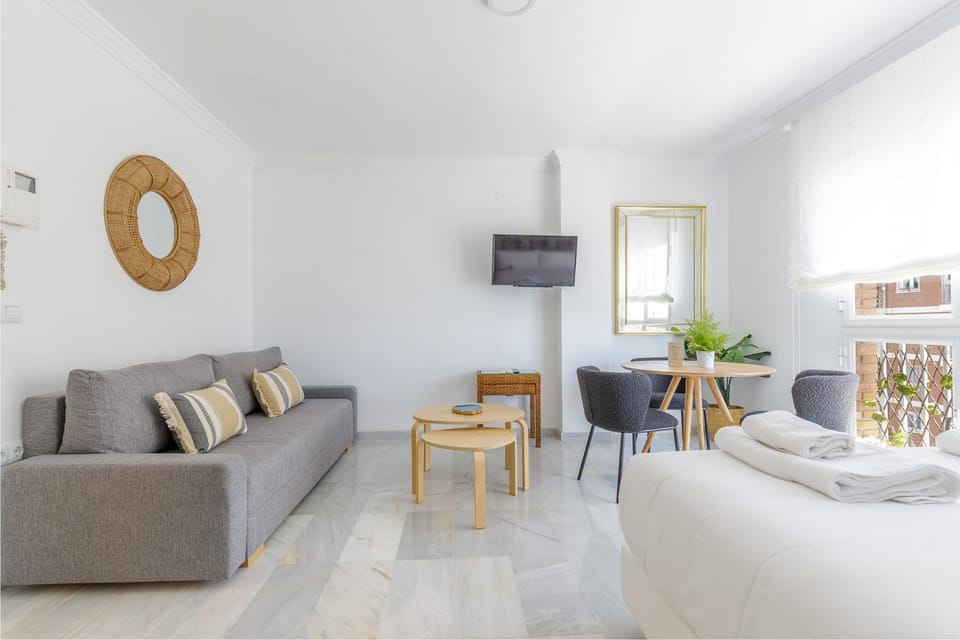 Bed, TV and multimedia, Living room, Photo of the whole room, Seating area, Dining area, Bedroom