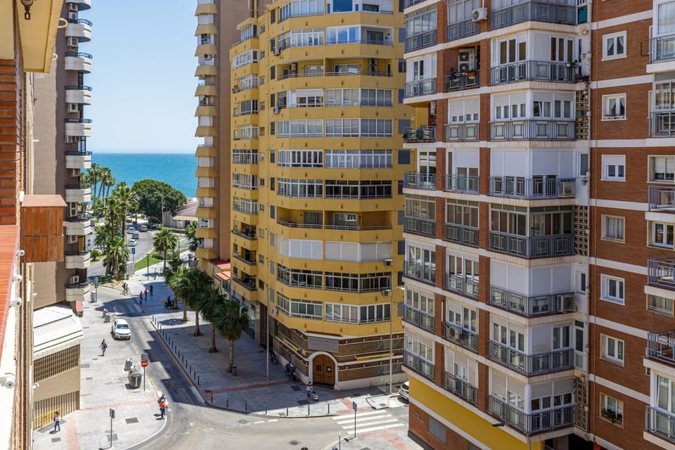 Property building, Day, Neighbourhood, Natural landscape, City view, Sea view, Street view, Location