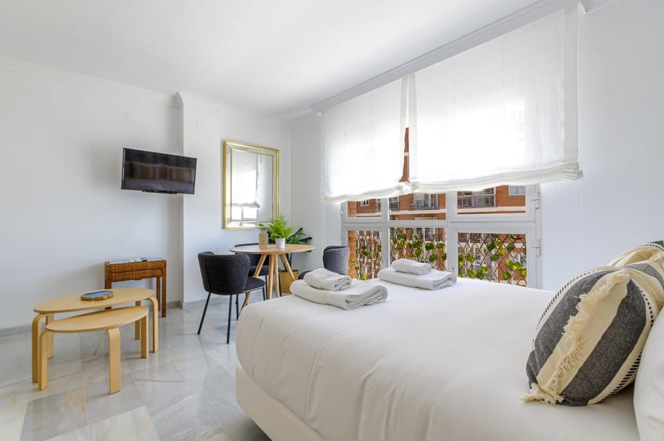 Bed, TV and multimedia, Living room, Photo of the whole room, Seating area, Dining area, Bedroom, towels