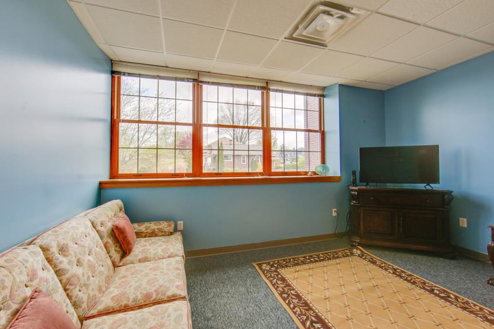Conference Center & Pond: New Kensington Apartment Apartment in Allegheny River