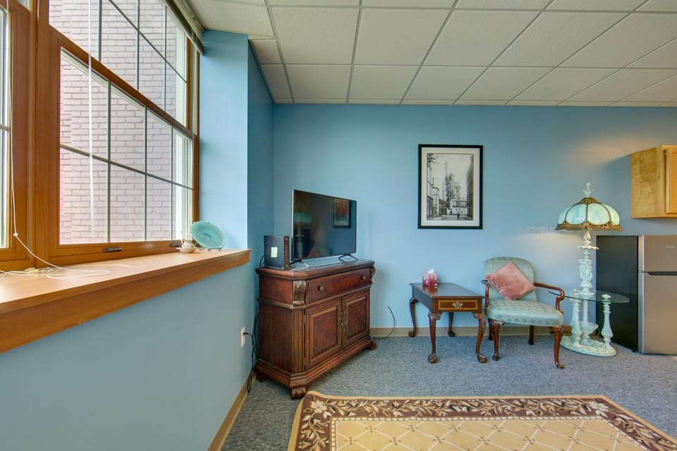 Conference Center & Pond: New Kensington Apartment Apartment in Allegheny River