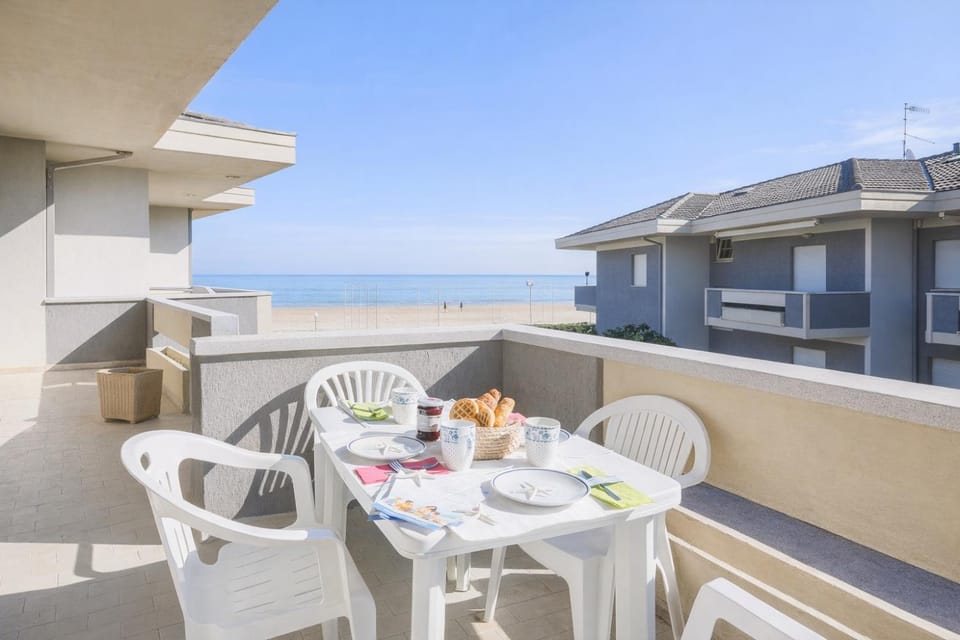 Property building, Balcony/Terrace, Dining area