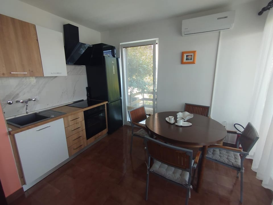 Property building, Kitchen or kitchenette, Dining area