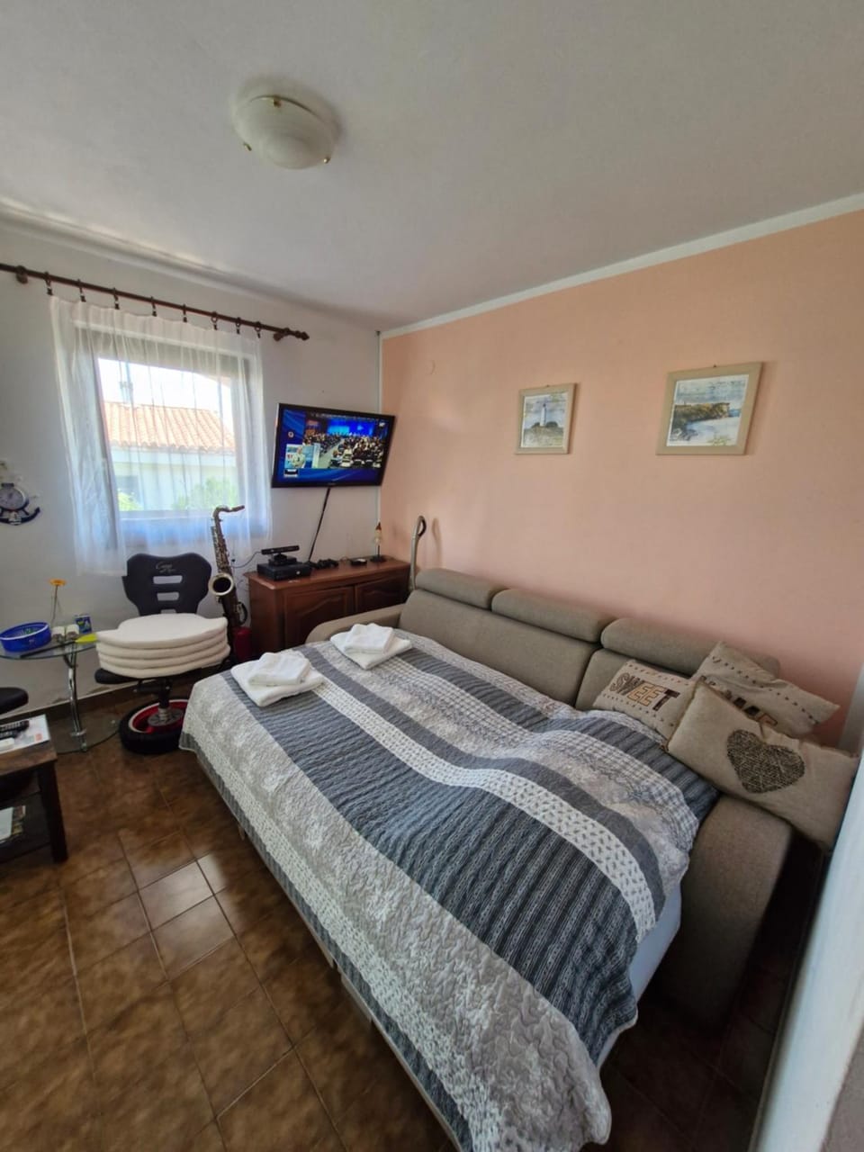 Communal lounge/ TV room, Bed, TV and multimedia, Living room, Photo of the whole room, Seating area, Bedroom