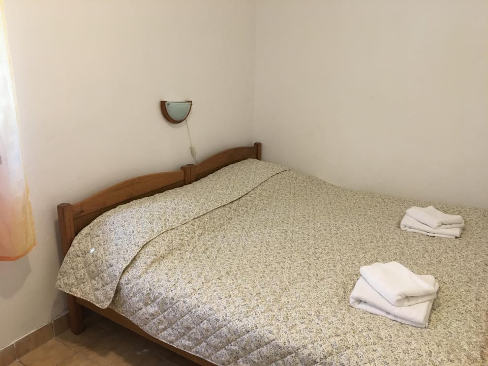 Property building, Bed, Bedroom, towels