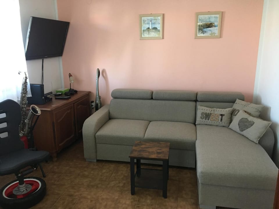 Property building, TV and multimedia, Living room, Seating area
