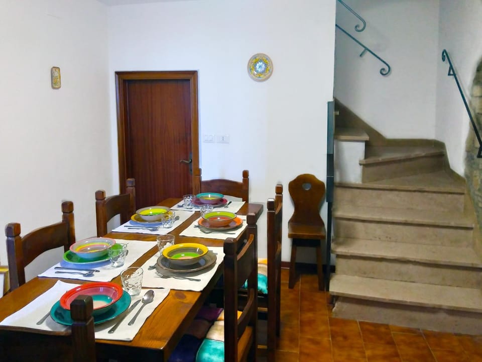 Facade/entrance, Dining area