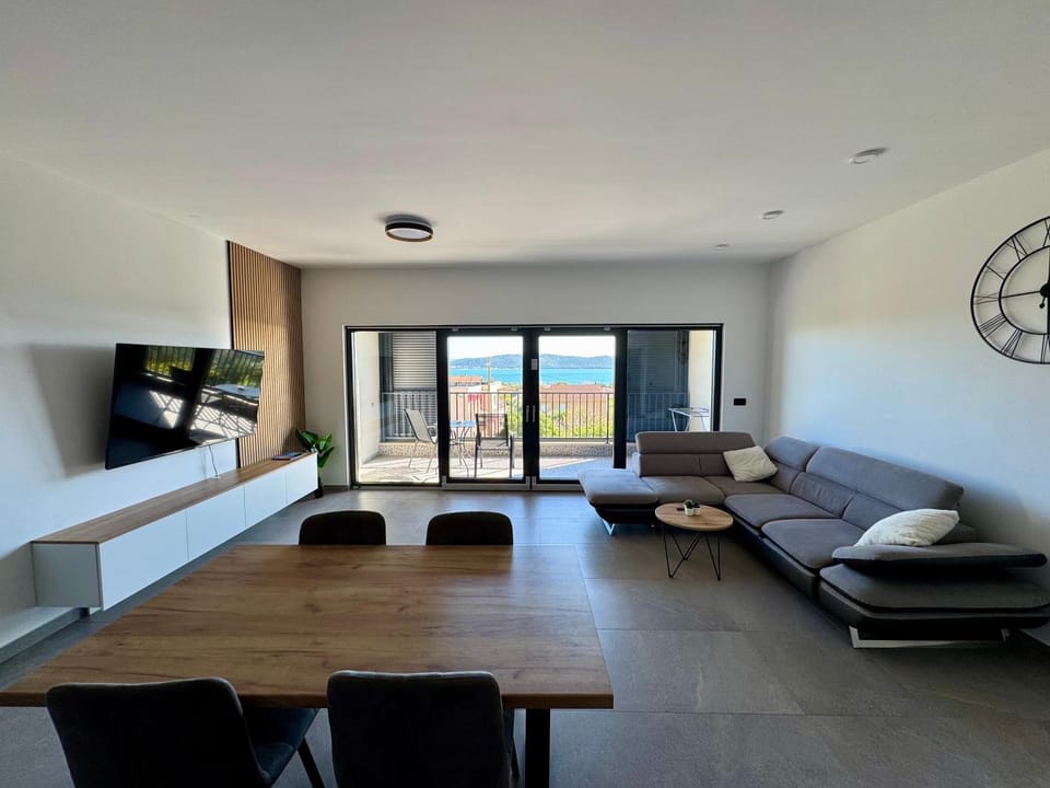TV and multimedia, Living room, Seating area, Dining area