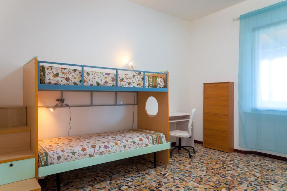 Bedroom, bunk bed