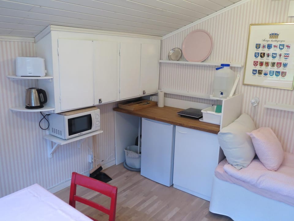 Property building, Coffee/tea facilities, Kitchen or kitchenette, microwave, stove, toaster