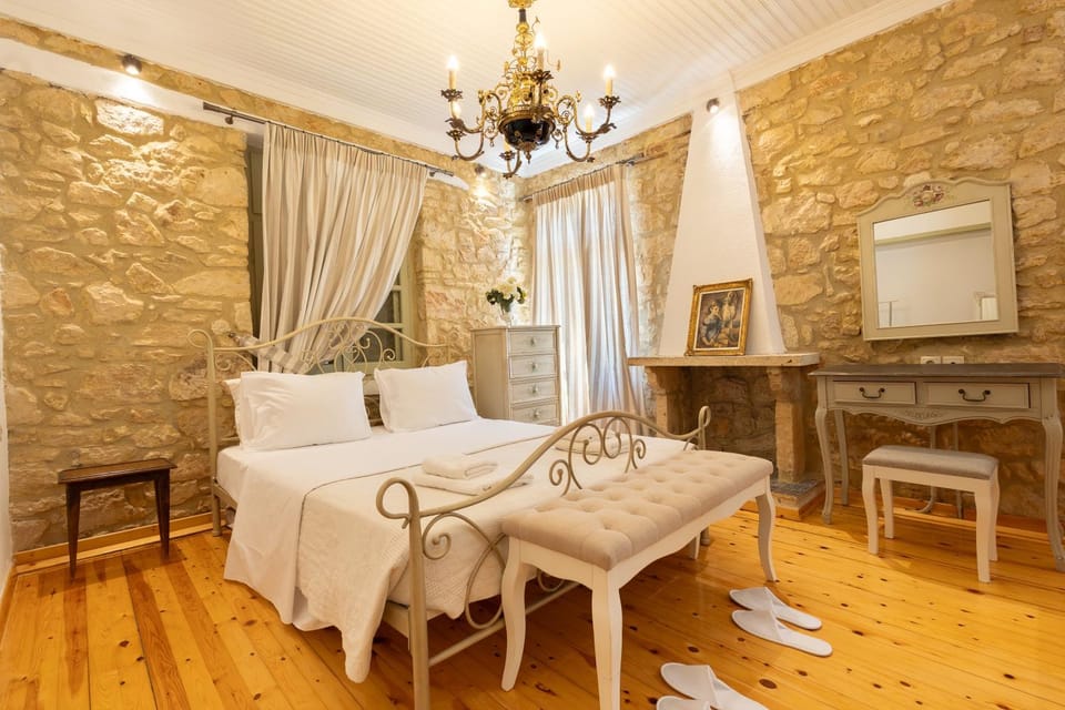 Bed, Living room, Photo of the whole room, Seating area, Bedroom, towels