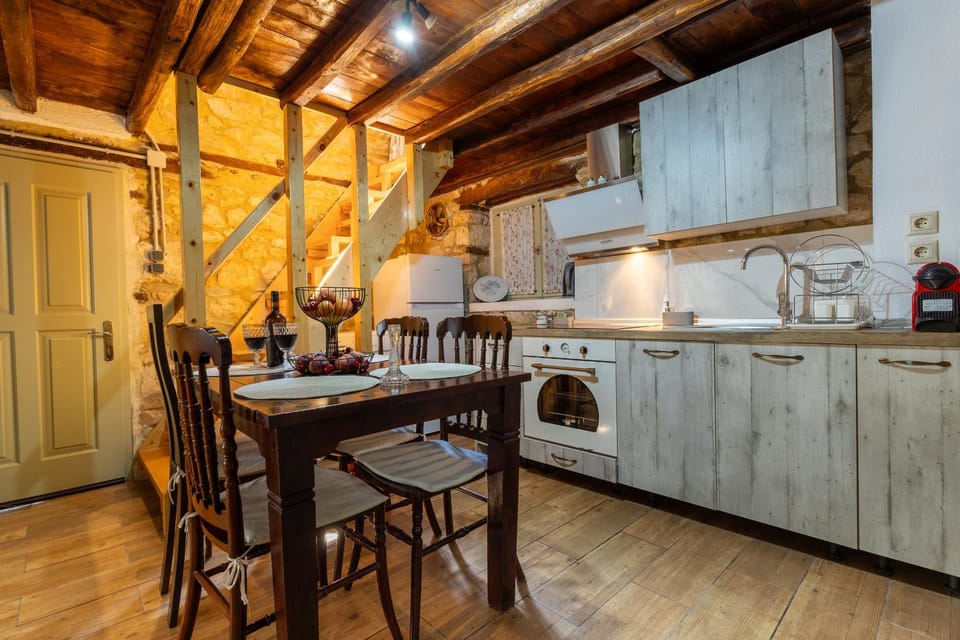 Coffee/tea facilities, Kitchen or kitchenette, Dining area, dishwasher, minibar, stove, toaster