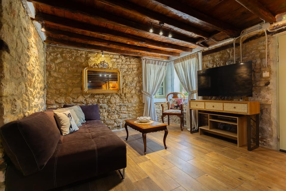 Communal lounge/ TV room, TV and multimedia, Living room, Seating area, Evening entertainment