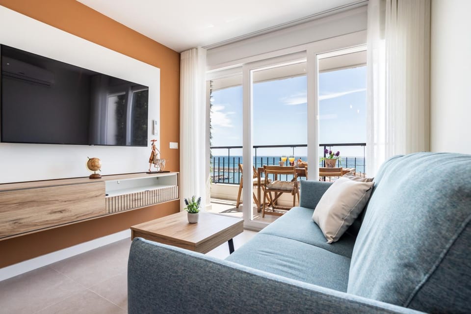 Communal lounge/ TV room, TV and multimedia, View (from property/room), Balcony/Terrace, Sea view