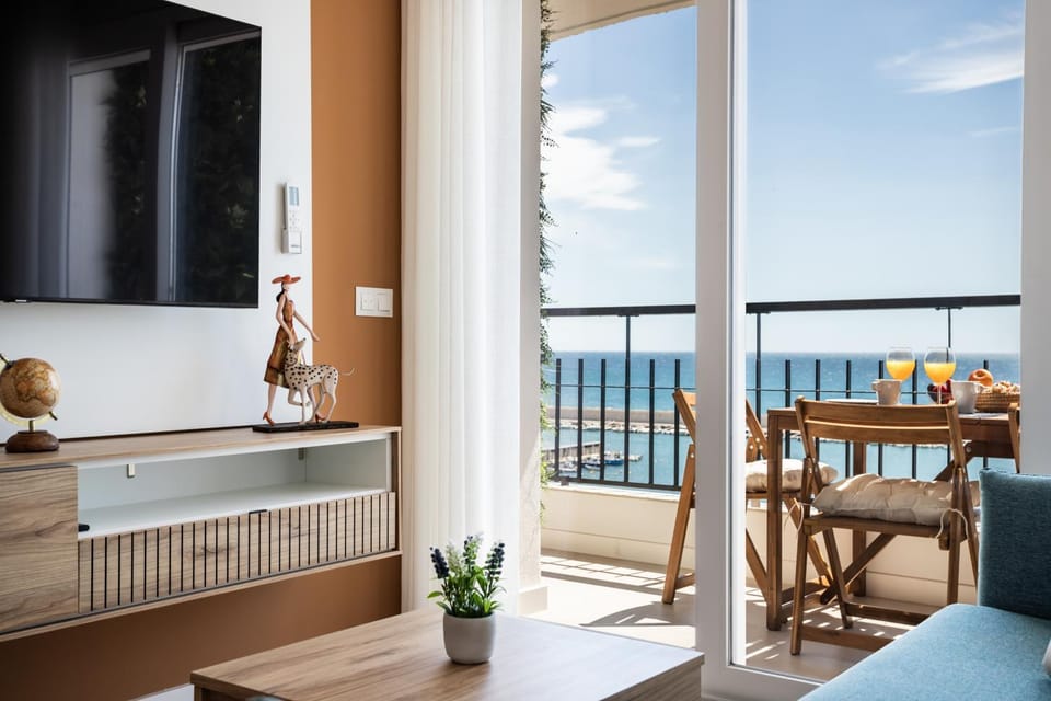 Natural landscape, View (from property/room), Balcony/Terrace, Living room, Seating area, Sea view
