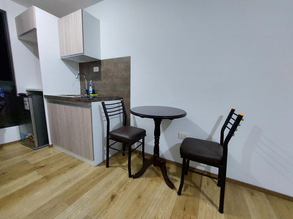 Kitchen or kitchenette, Dining area, minibar
