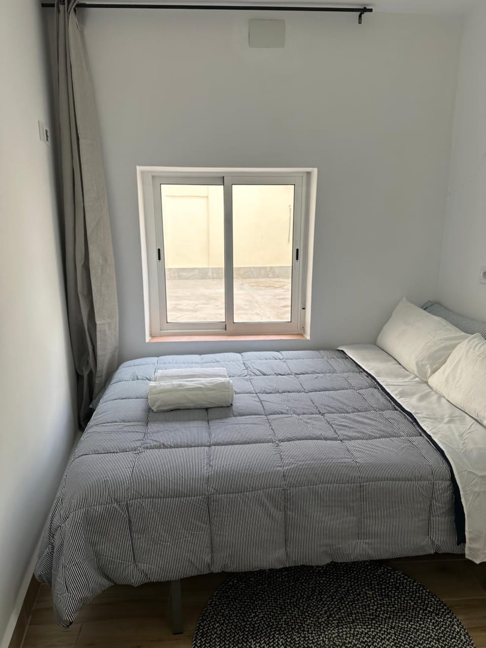 Bed, towels