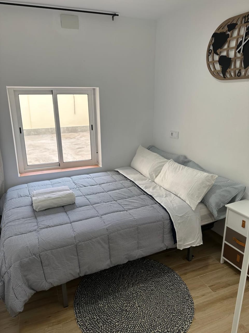 Photo of the whole room, towels