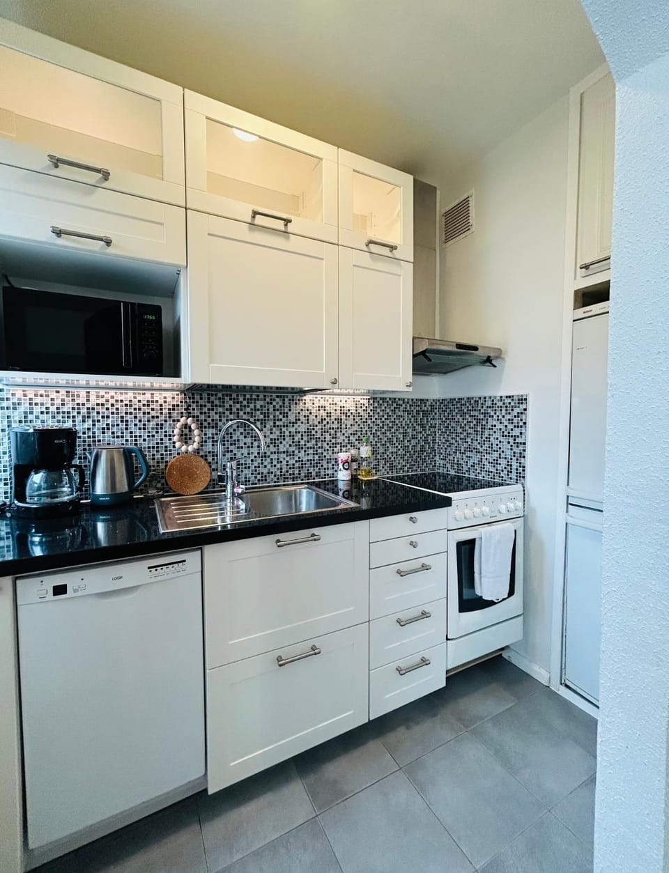 Kitchen or kitchenette, dishwasher, toaster