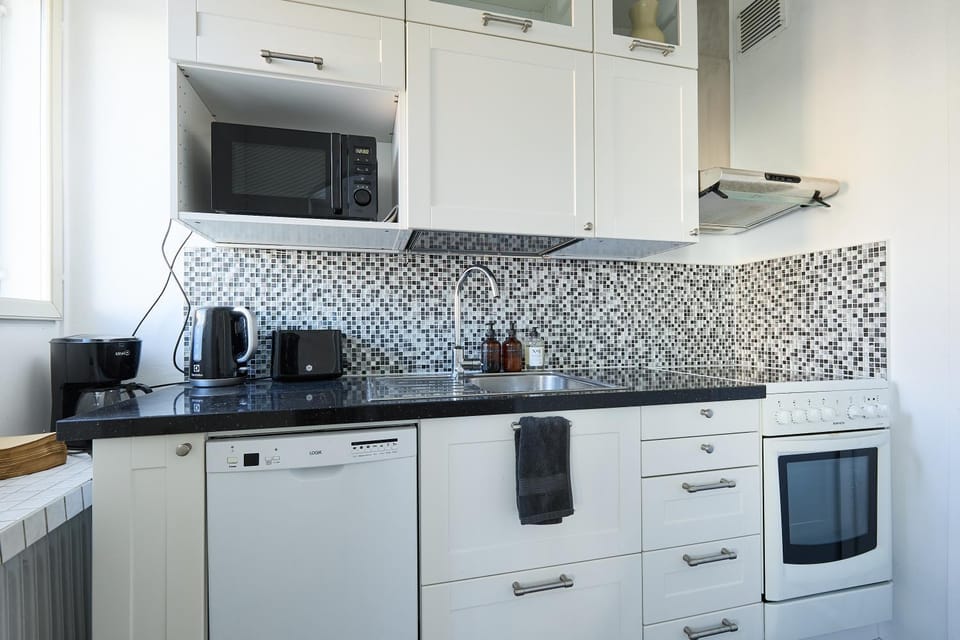 Coffee/tea facilities, Kitchen or kitchenette, dishwasher, oven, stove, toaster