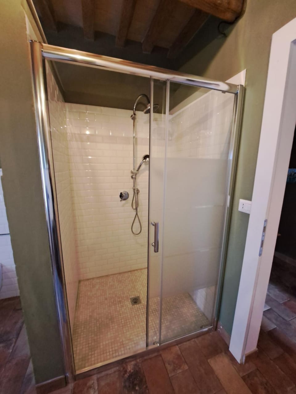 Shower, Property building, Garden, Garden, Bathroom, Breakfast, Breakfast, Buffet breakfast, Buffet breakfast, wardrobe, air conditioner, air conditioner