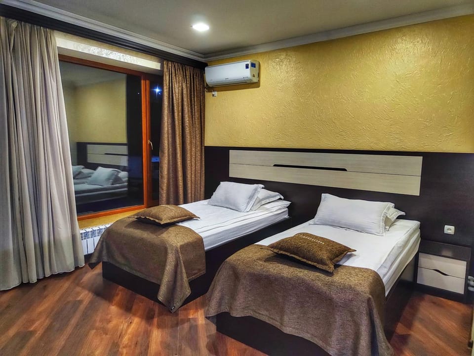 Bed, Photo of the whole room, Bedroom, air conditioner