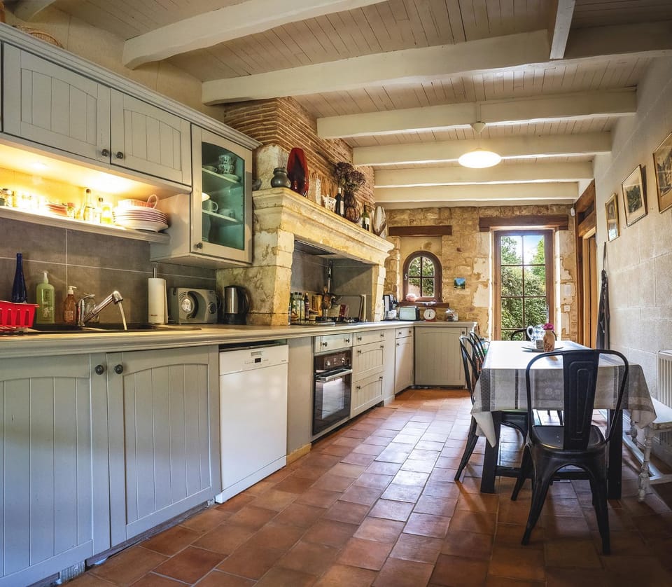 Kitchen or kitchenette, Dining area, dishwasher, stove