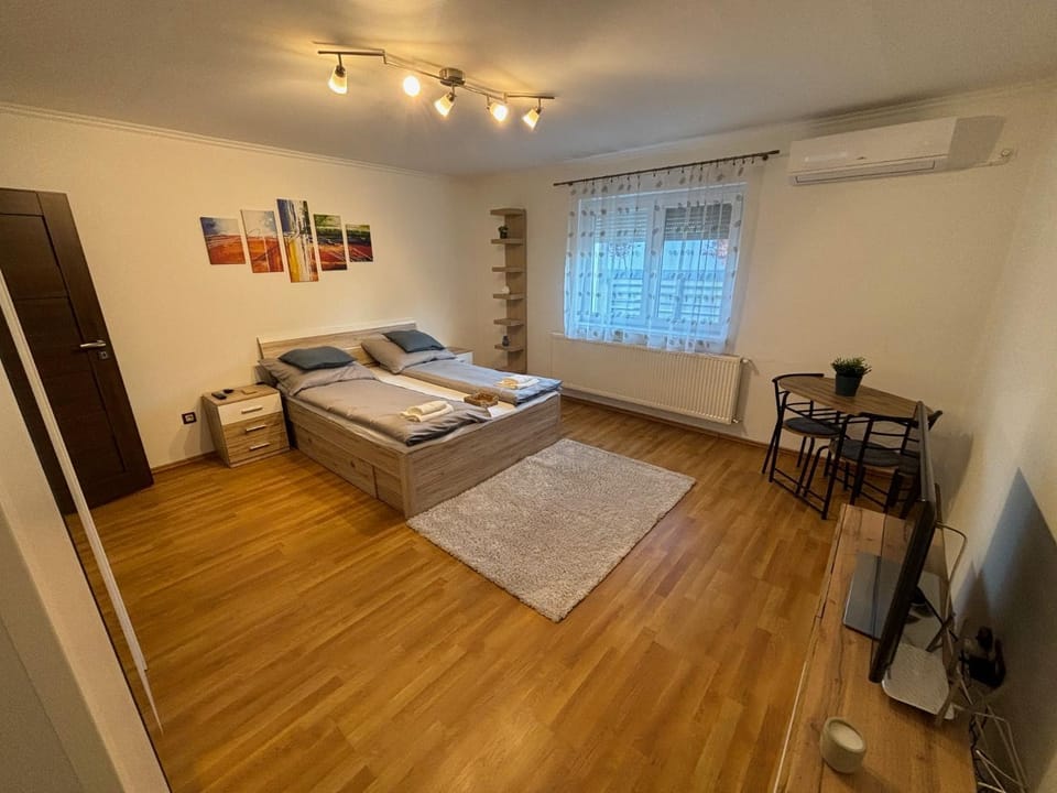 Bedroom, air conditioner
