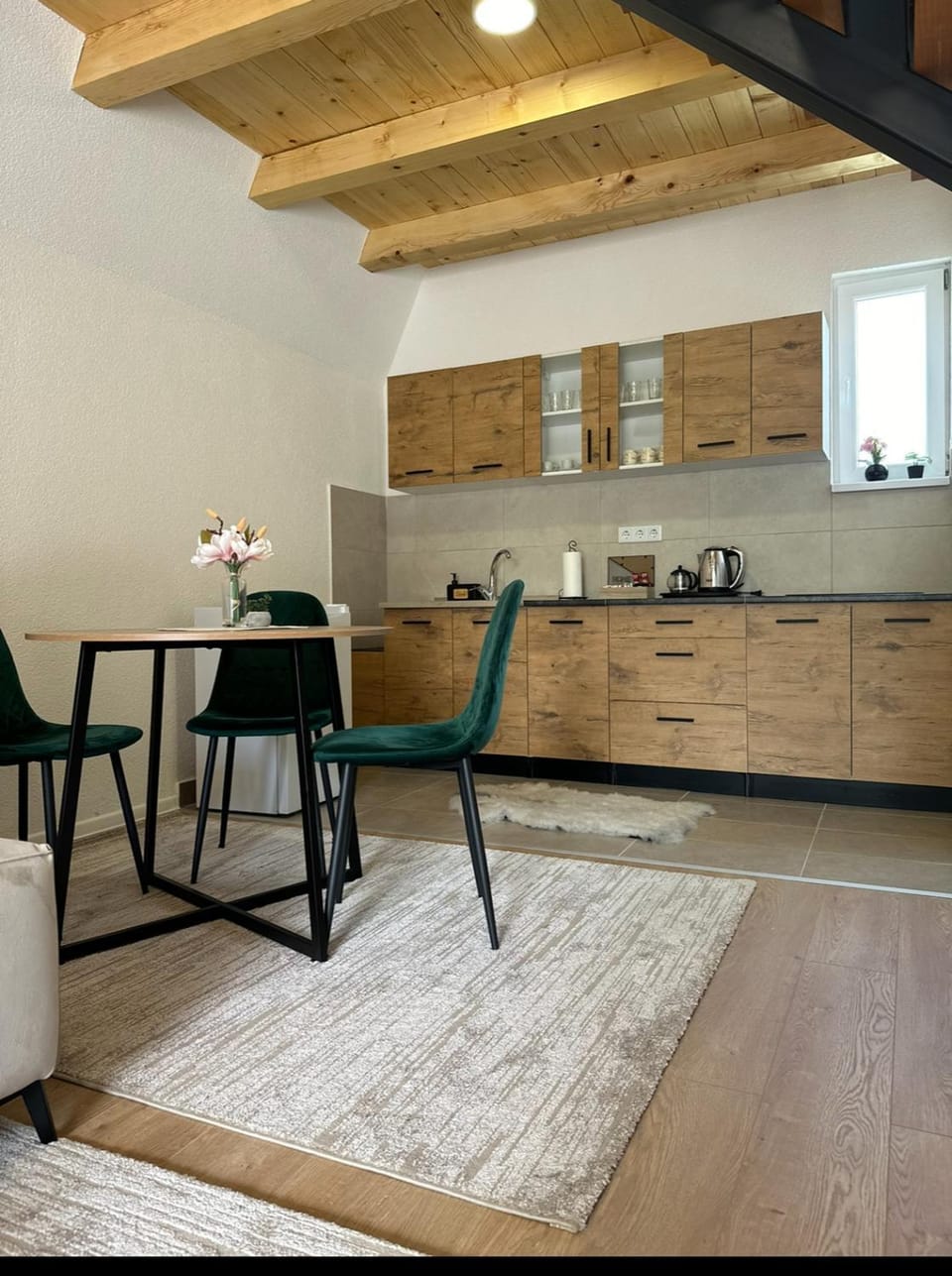 Kitchen or kitchenette, Dining area