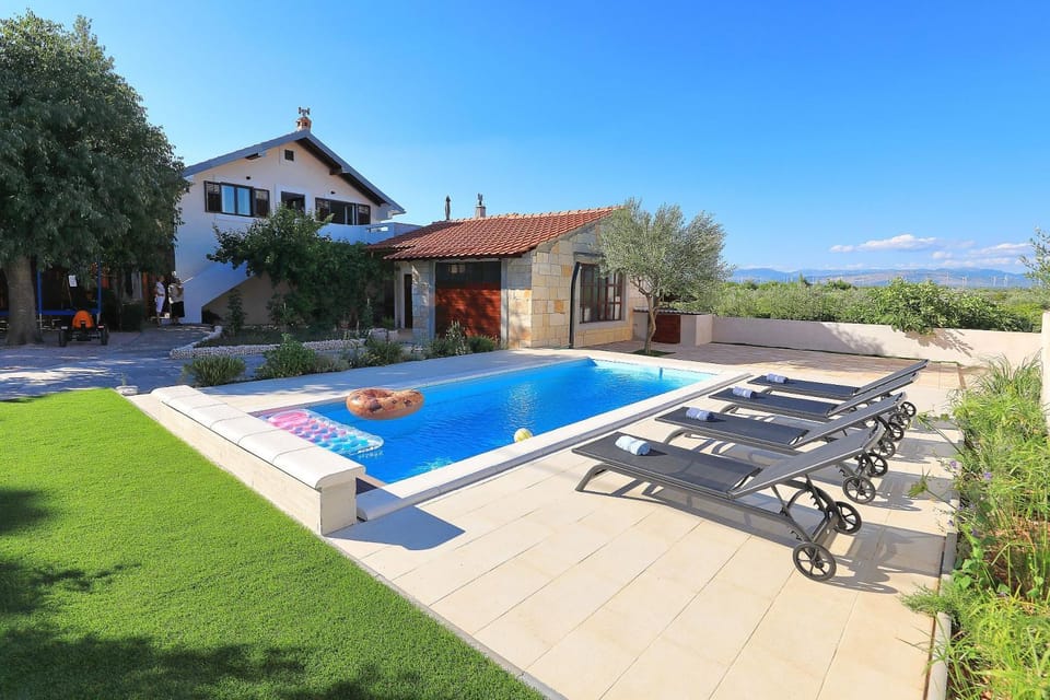 Property building, Natural landscape, Garden, Garden view, Pool view, Swimming pool, Swimming pool, sunbed