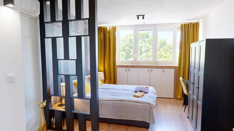 Bed, Bedroom, towels, wardrobe