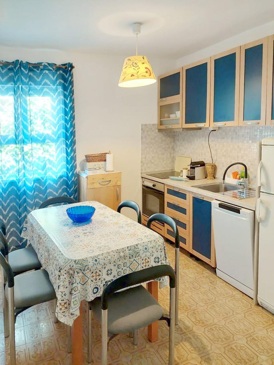 Coffee/tea facilities, Kitchen or kitchenette, Seating area, Dining area, dishwasher, oven, stove