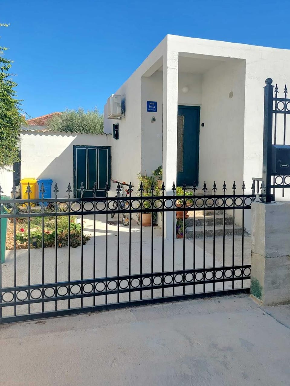 Property building, Facade/entrance, Day, Location, Parking