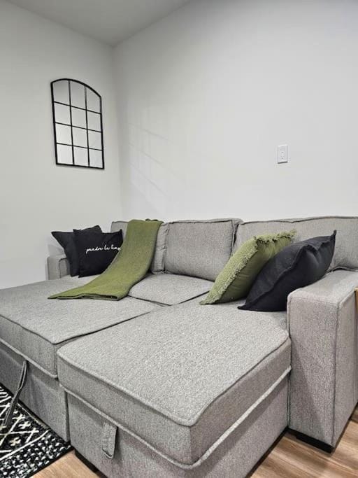 Cozy 2 bedrooms and 1 bath for 4 guests! Apartment in Calgary