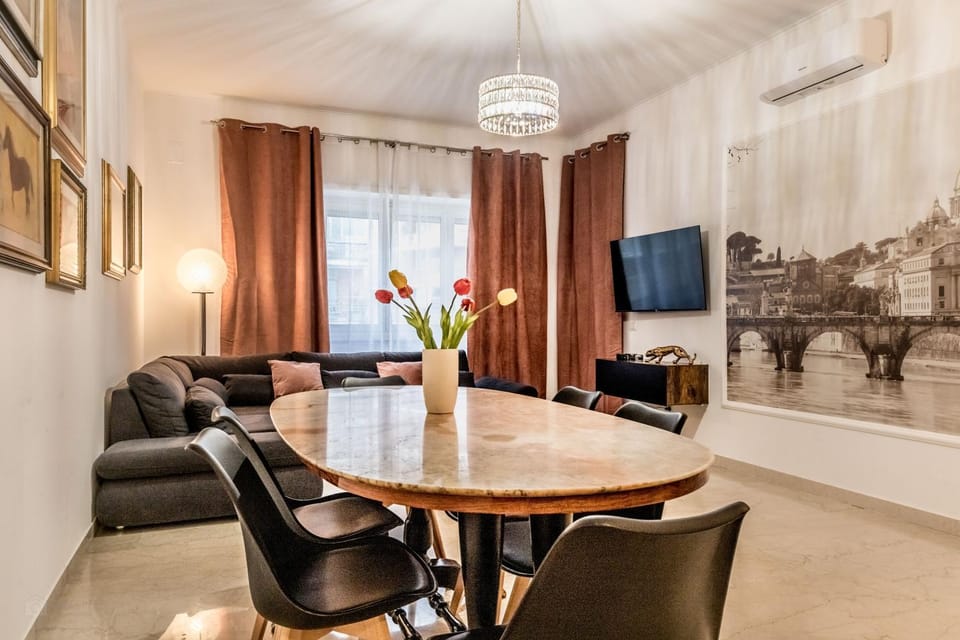 Communal lounge/ TV room, TV and multimedia, Living room, Seating area, Dining area, Evening entertainment