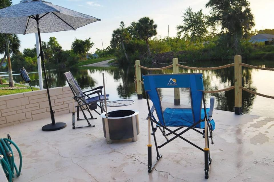 Cozy Retreat, heated pool, water canal, bikes,3 bedroom House in Cape Coral