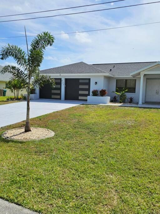 Cozy Retreat, heated pool, water canal, bikes,3 bedroom House in Cape Coral