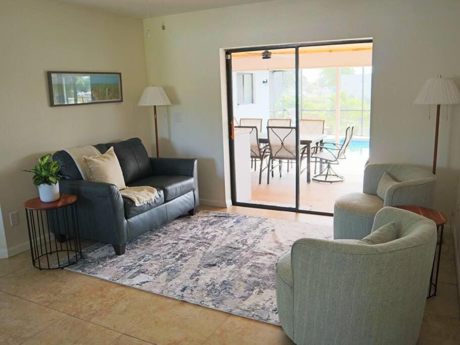 Cozy Retreat, heated pool, water canal, bikes,3 bedroom House in Cape Coral