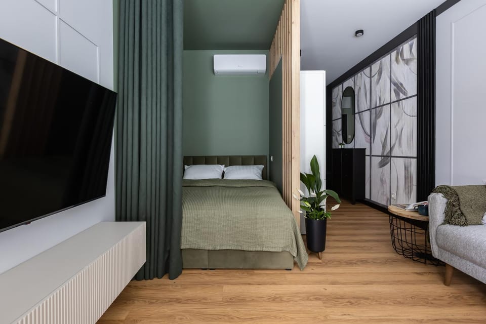 Bed, TV and multimedia, Living room, Photo of the whole room, Seating area, Bedroom, air conditioner