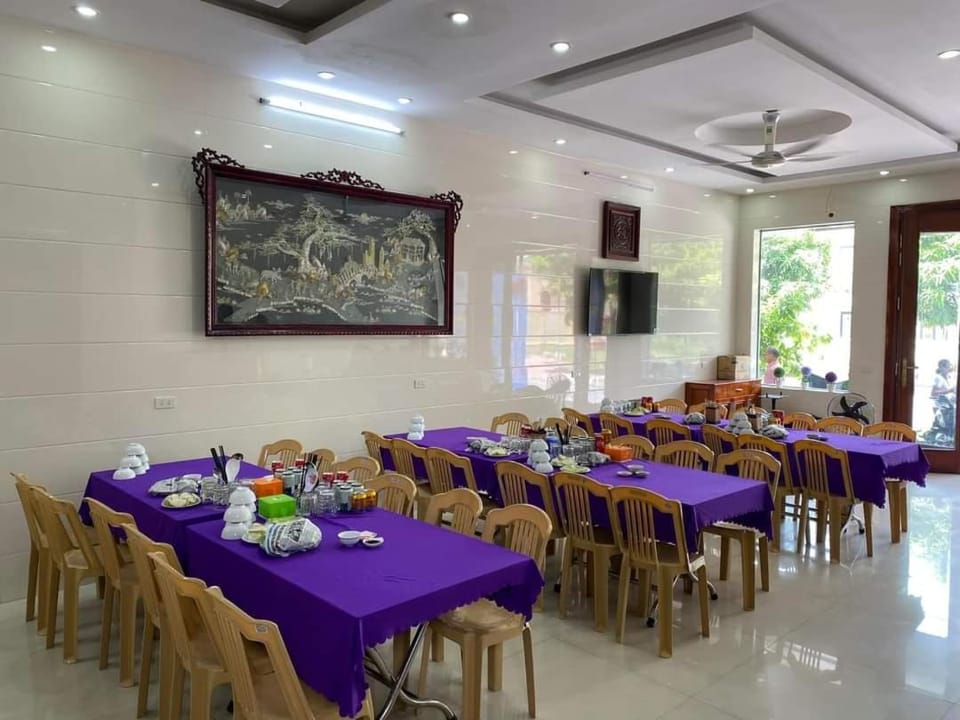 Restaurant/places to eat, Living room, Food and drinks, Banquet/Function facilities, Seating area, Food