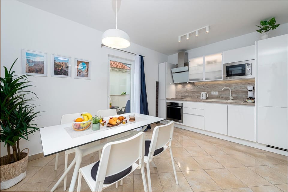 Food and drinks, Dining area