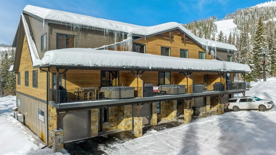 Property building, Day, Natural landscape, Winter, Balcony/Terrace, Mountain view, Parking