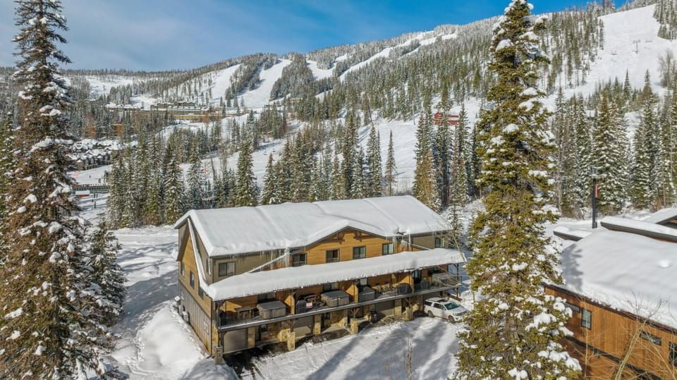 Property building, Day, Natural landscape, Winter, Golfcourse, Skiing, Mountain view, Parking