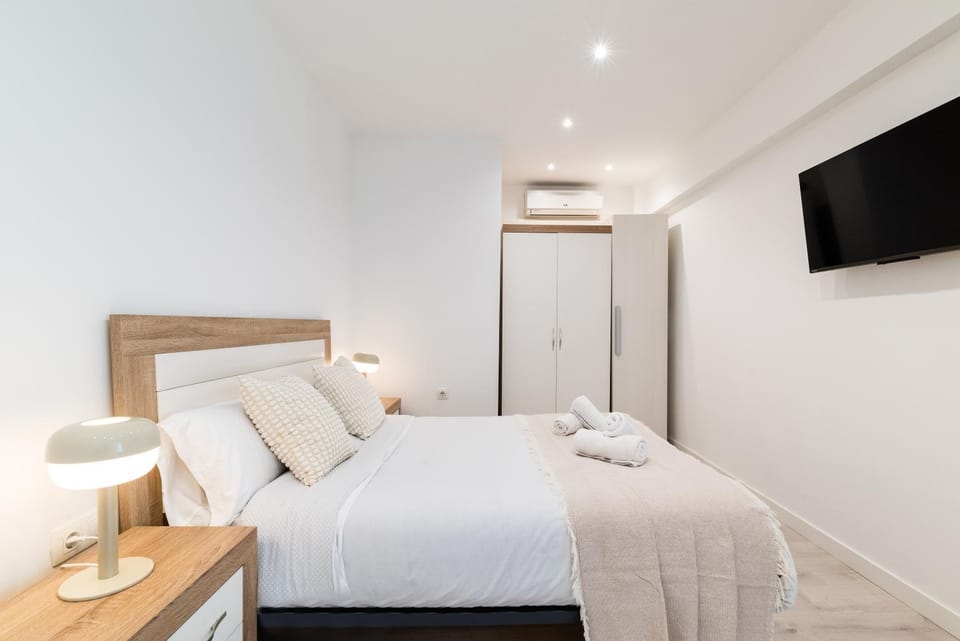 Bed, TV and multimedia, Photo of the whole room, Bedroom, towels, wardrobe, air conditioner