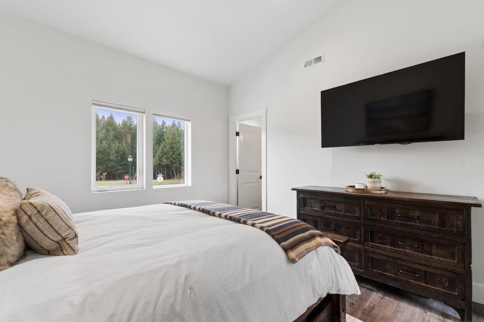 Bed, Day, Natural landscape, TV and multimedia, Bedroom, furniture