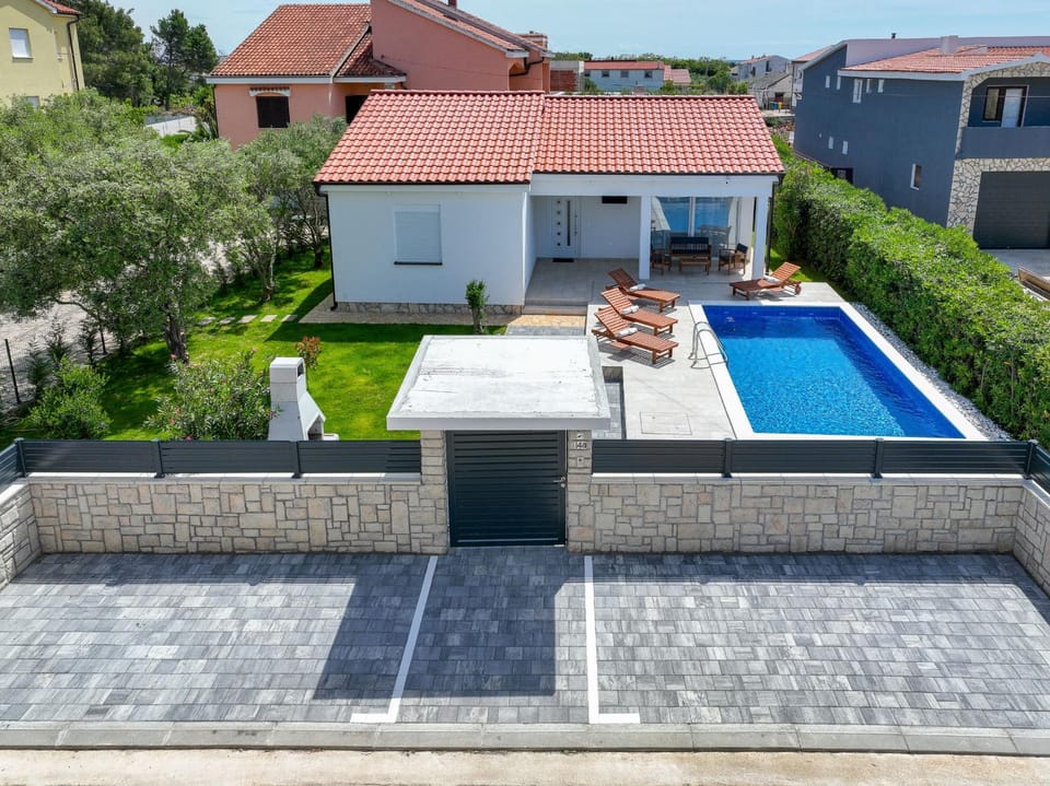 Property building, Facade/entrance, Off site
