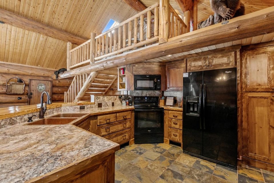 Stillwater Log Home House in Montana