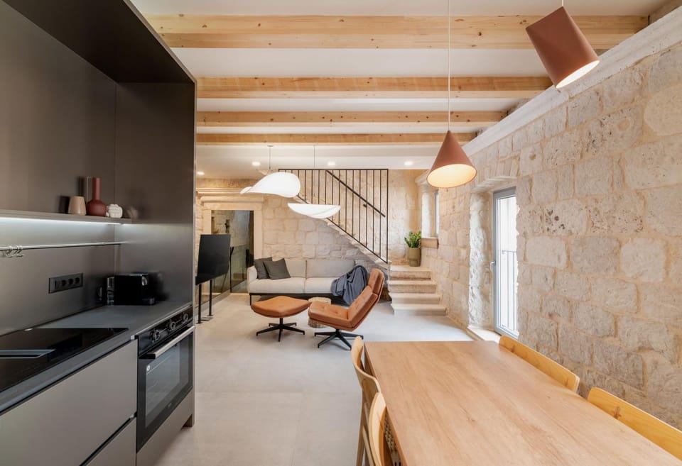 TV and multimedia, Kitchen or kitchenette, Living room, Seating area, Dining area, hair dresser